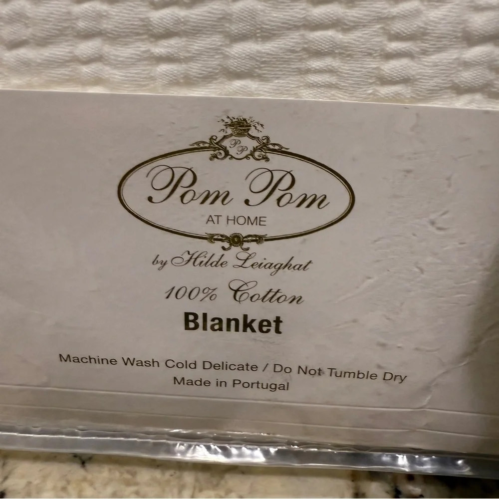 Chatham Matelassé white Blanket Pom Pom at Home Hilde Leiaghat Queen size new